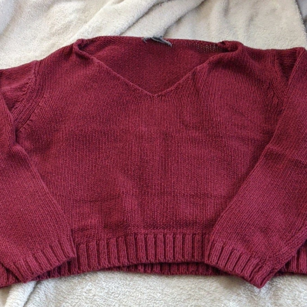 Cropped burgundy AE sweater - small